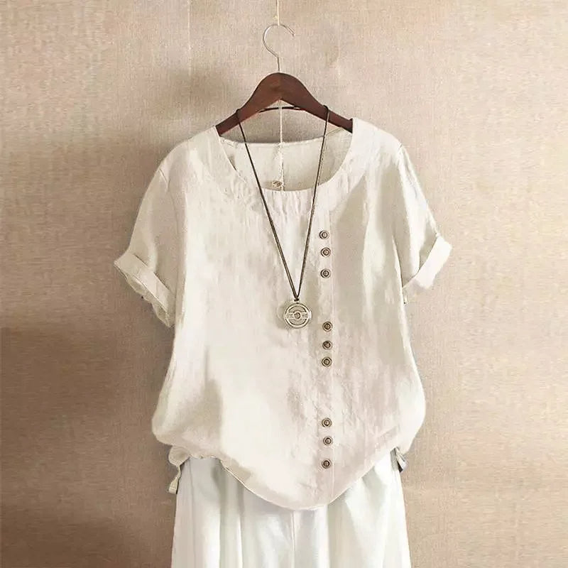 Elegante katoenen damesblouse met Peter Pan kraag, luchtige zomerstijl, losse pasvorm en subtiele knoopdetails.