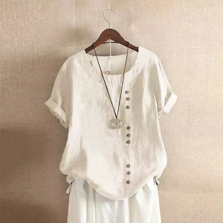 Elegante katoenen damesblouse met Peter Pan kraag, luchtige zomerstijl, losse pasvorm en subtiele knoopdetails.