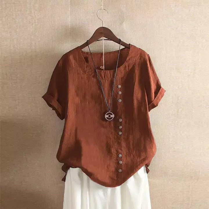 Elegante katoenen damesblouse met Peter Pan kraag, luchtige zomerstijl, losse pasvorm en subtiele knoopdetails.