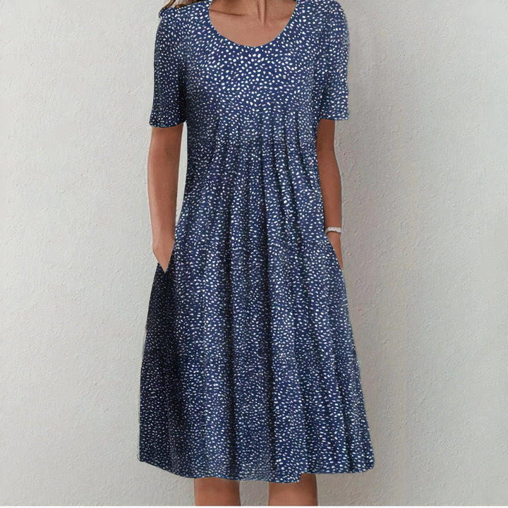 Stijlvolle dames jurk in blauw met bloemenprint, elegant en tijdloos.