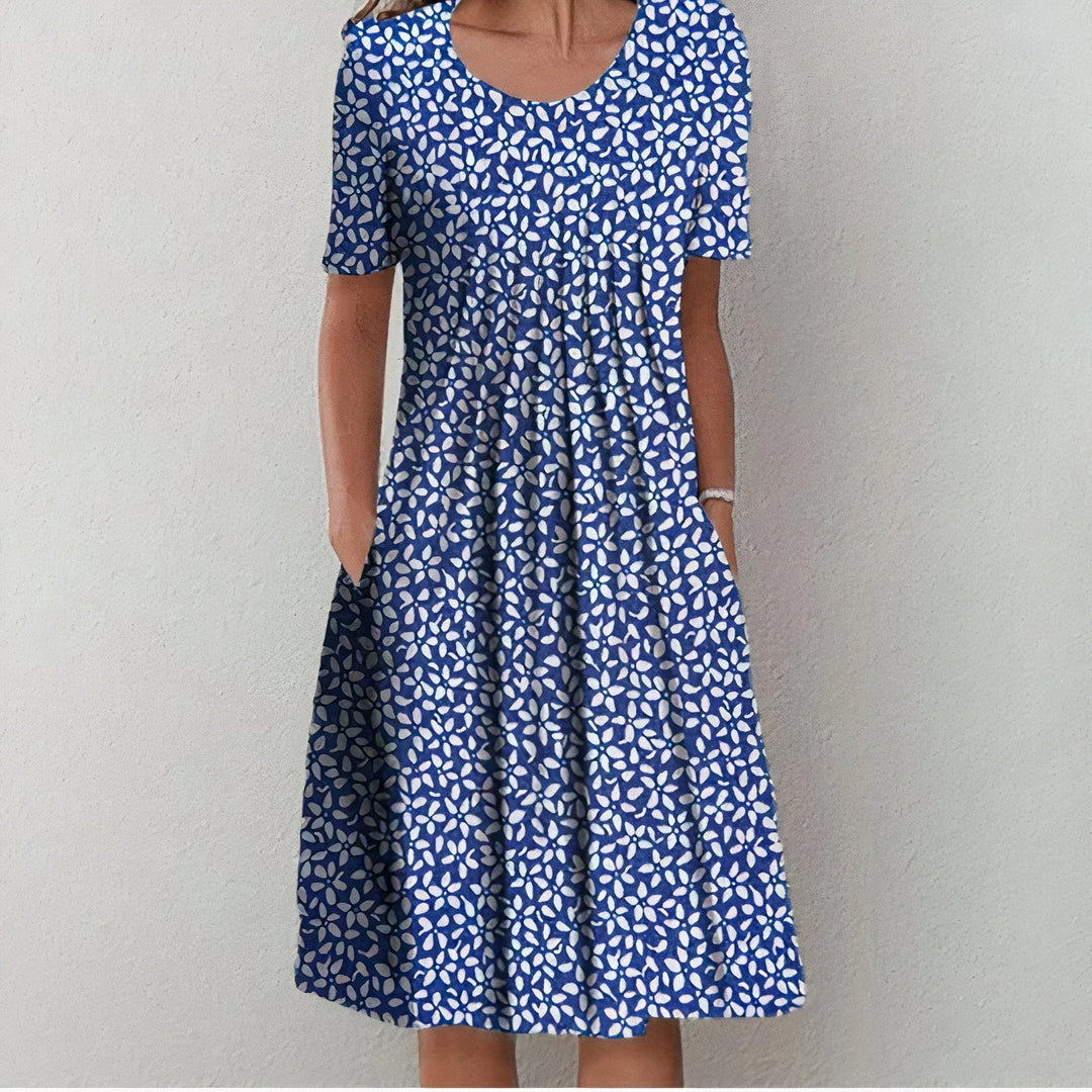 Stijlvolle dames jurk in blauw met bloemenprint, elegant en tijdloos.