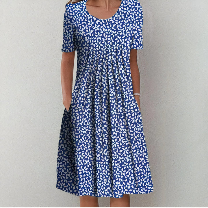Stijlvolle dames jurk in blauw met bloemenprint, elegant en tijdloos.
