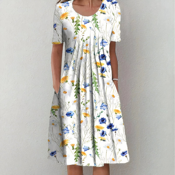 Stijlvolle dames jurk in blauw met bloemenprint, elegant en tijdloos.