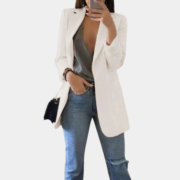 "Elegante khaki dames blazer, lange slim fit, katoenmix, perfecte keuze voor werk of avondje uit."