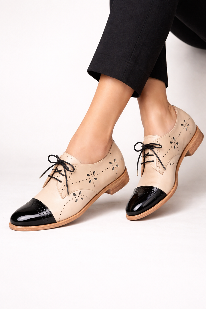Elegante khaki dames Oxford veterschoenen, ideaal voor kantoor en stad. Comfortabele platte schoenen, modieus lente/zomer.