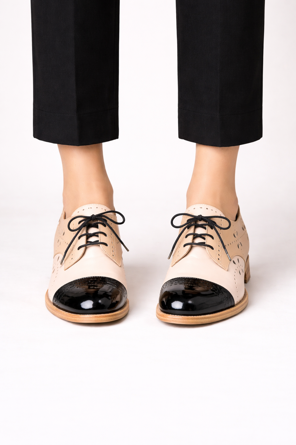 Comfortabele dames veterschoenen in Oxford-stijl. Khaki, elegant en perfect voor dagelijks gebruik, lente en zomer.