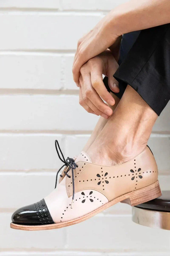 Modieuze khaki dames Oxford veterschoenen. Elegante platte schoenen, perfect voor een comfortabele dag op kantoor of in de stad.