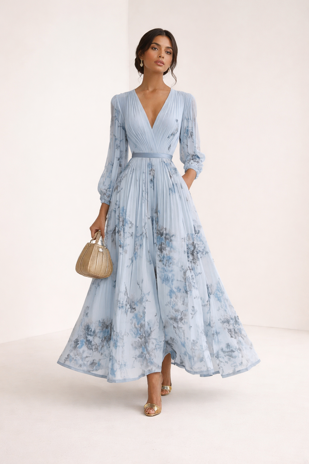 Elegante lange dames feestjurk met levendige bloemenprint en vloeiende stof, perfect voor avondgelegenheden.