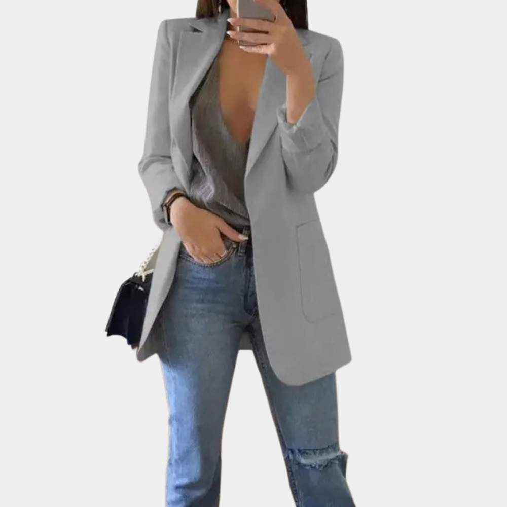 Stijlvolle lange dames zomerblazer. Modieuze elegante blazer voor een chique dameskleding kantooroutfit.