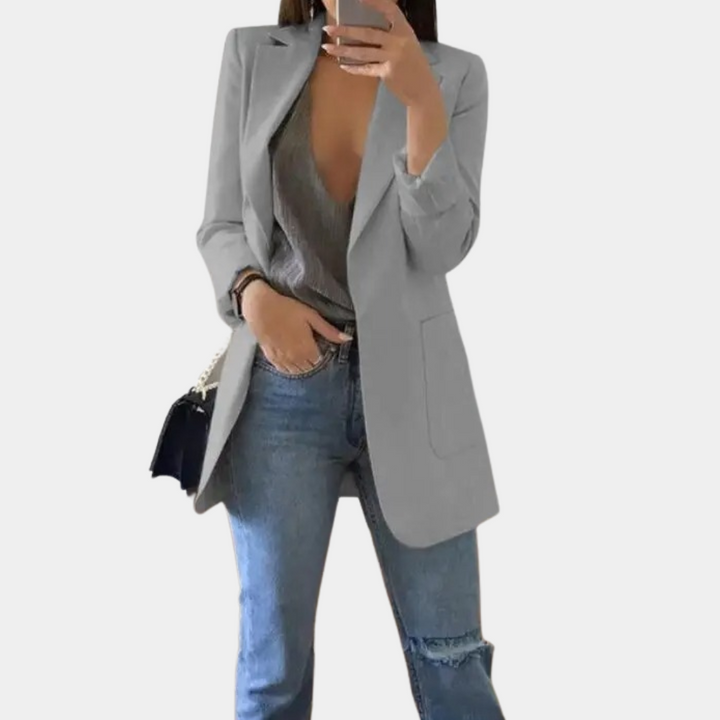 Stijlvolle lange dames zomerblazer. Modieuze elegante blazer voor een chique dameskleding kantooroutfit.