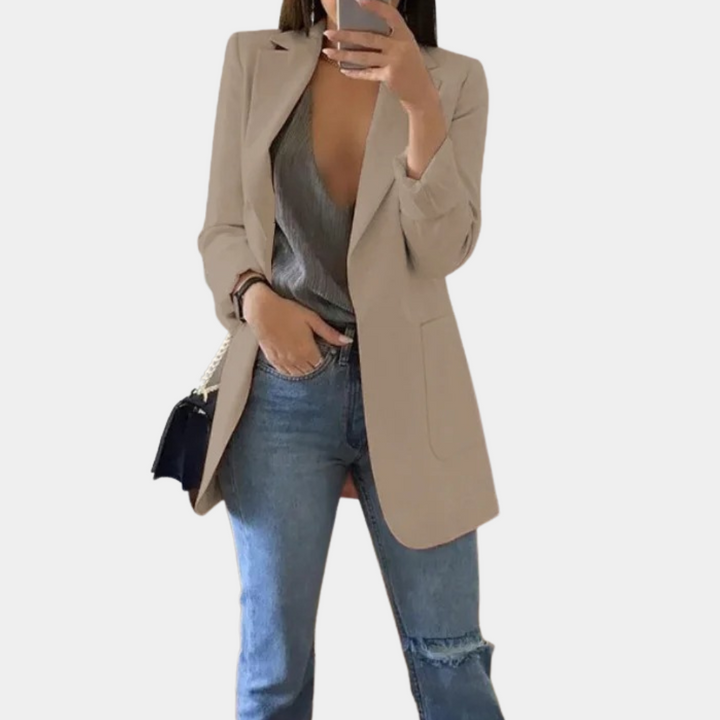 Modieuze lange damesblazer. Elegante zomerblazer die elke outfit een tijdloze, zakelijke uitstraling geeft.