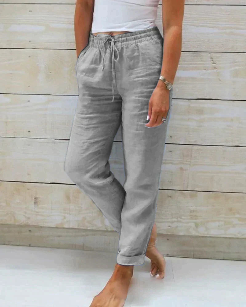 Moderne damesbroek met comfortabele pasvorm voor lente en zomer; creëert een ontspannen of kantoorlook.