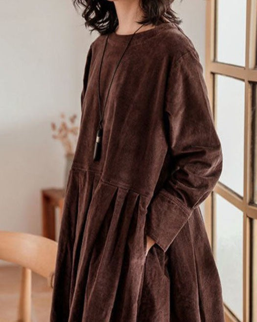 Stijlvolle dames lange jurk met comfortabele ronde hals en modieuze plooirok met knoopdetails.