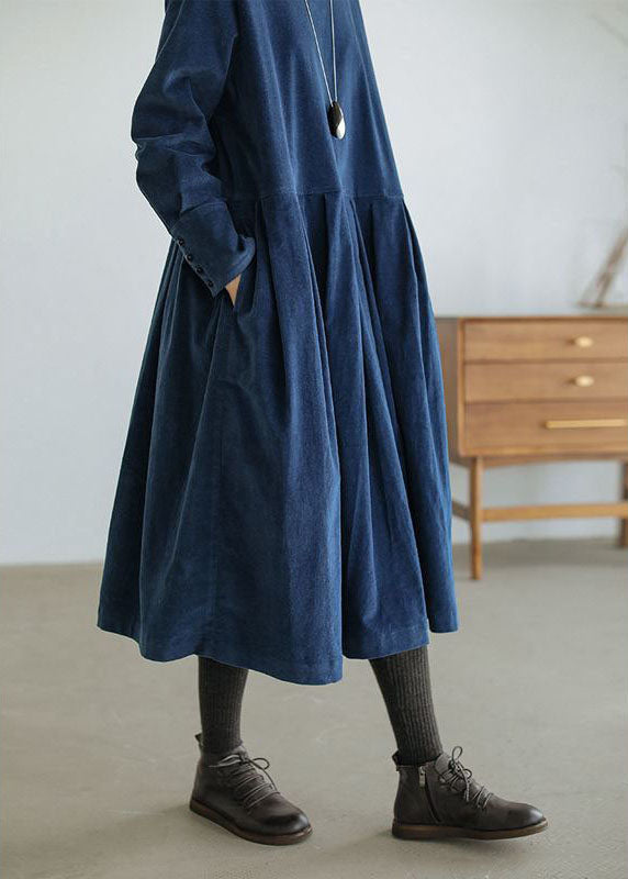 Damesmode: lange jurk met ronde hals, plooirok en subtiele knoopdetails. Elegant en veelzijdig.