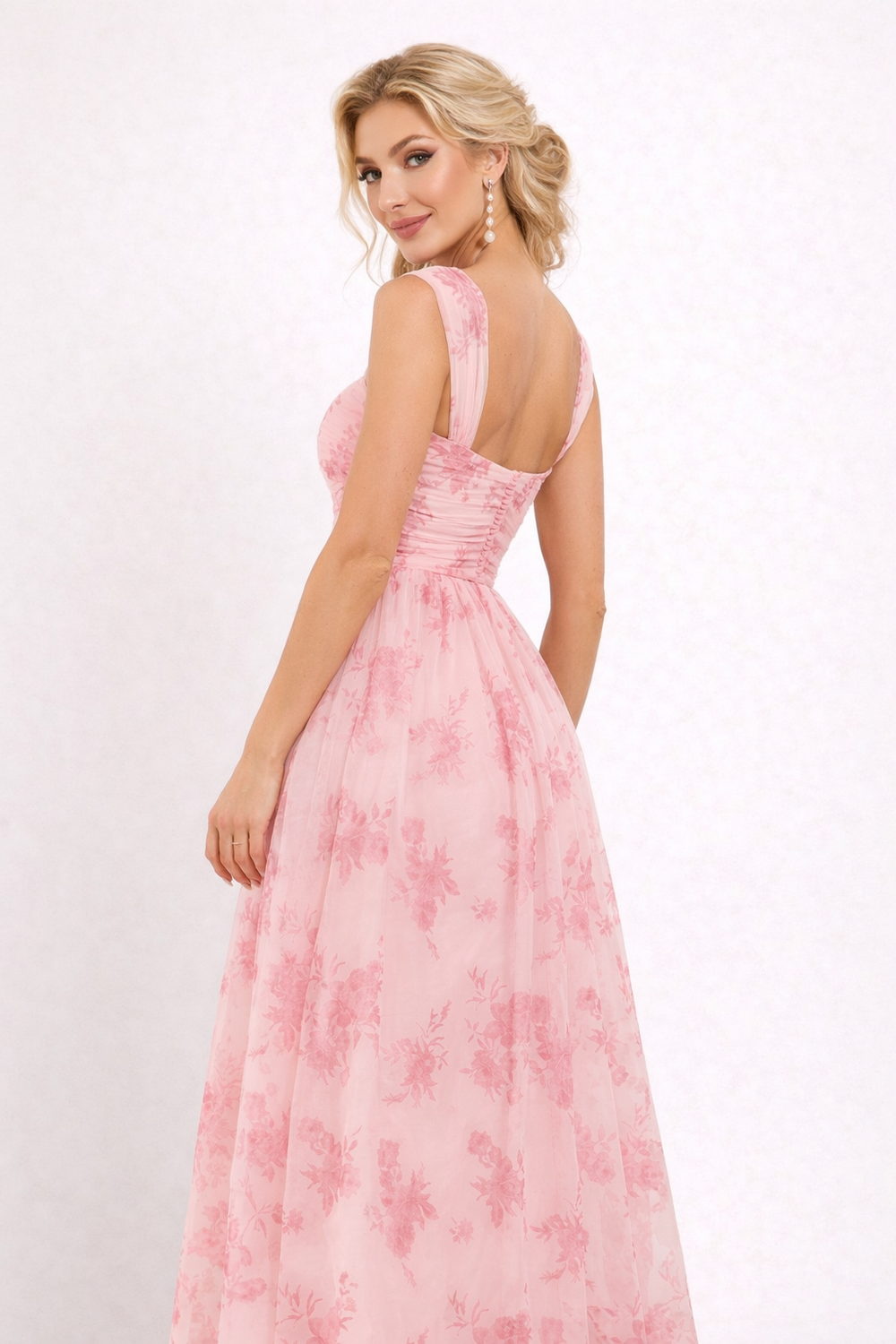 Lange damesjurk in rosa met stijlvolle bloemenprint, ideaal als feestjurk of avondjurk voor dames.
