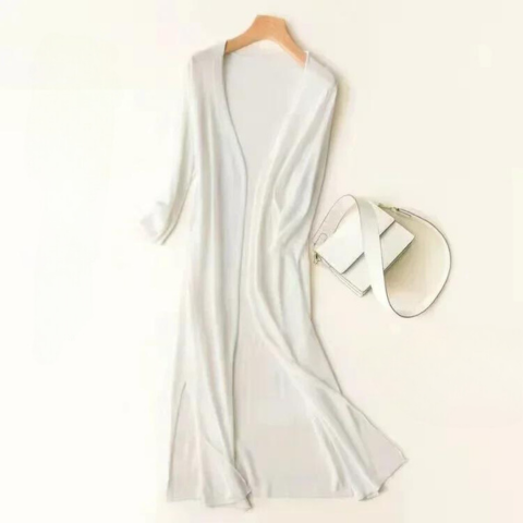 "Elegante lange damesvest, lichtgewicht en ademend, perfect voor de zomer. Tijdloos ontwerp met elegante flow."