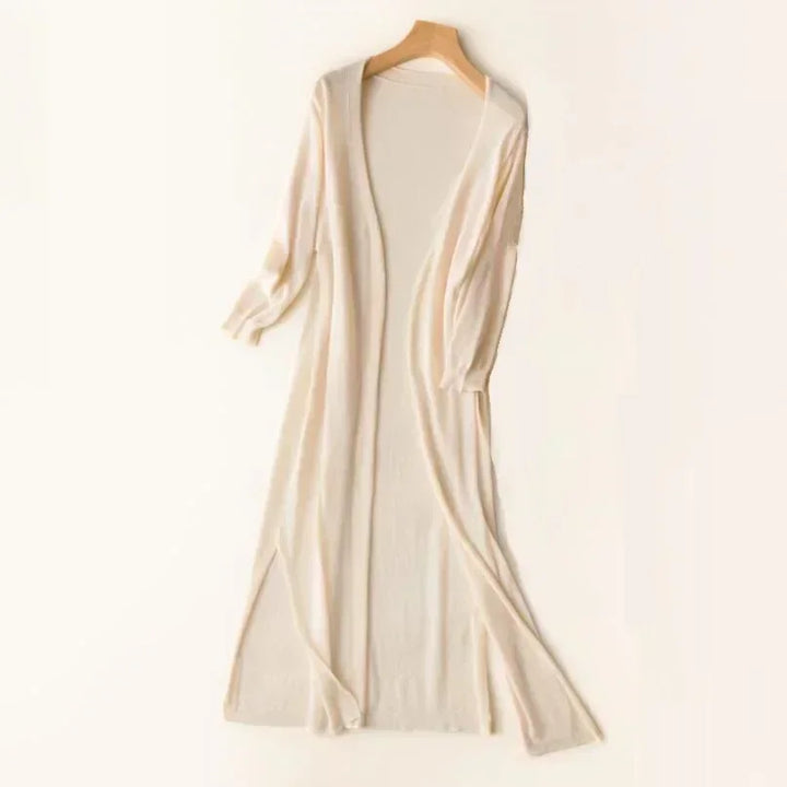 "Elegante lange damesvest, lichtgewicht en ademend, perfect voor de zomer. Tijdloos ontwerp met elegante flow."