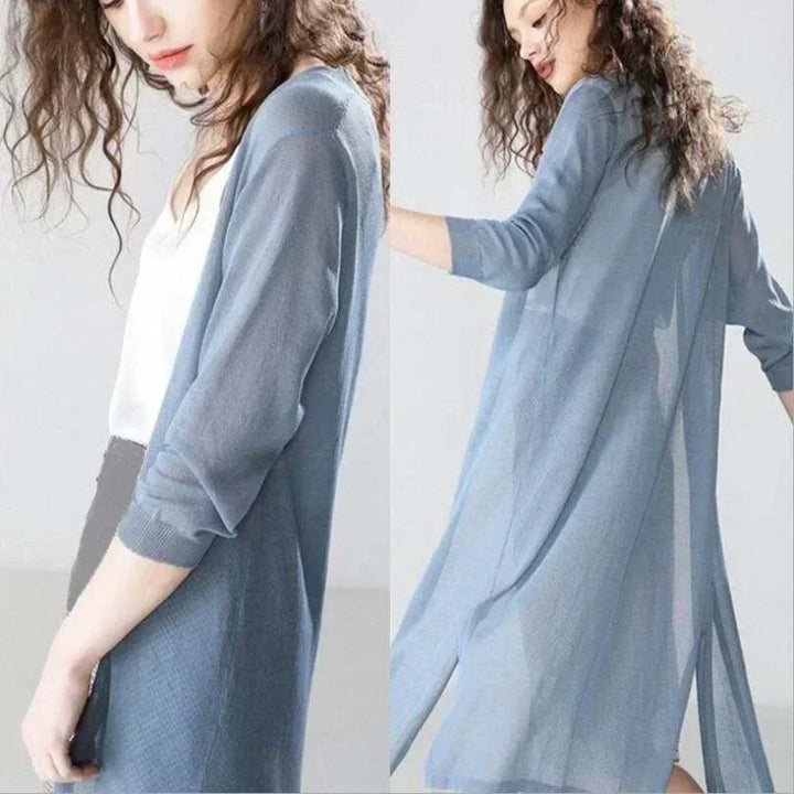"Elegante lange damesvest, lichtgewicht en ademend, perfect voor de zomer. Tijdloos ontwerp met elegante flow."