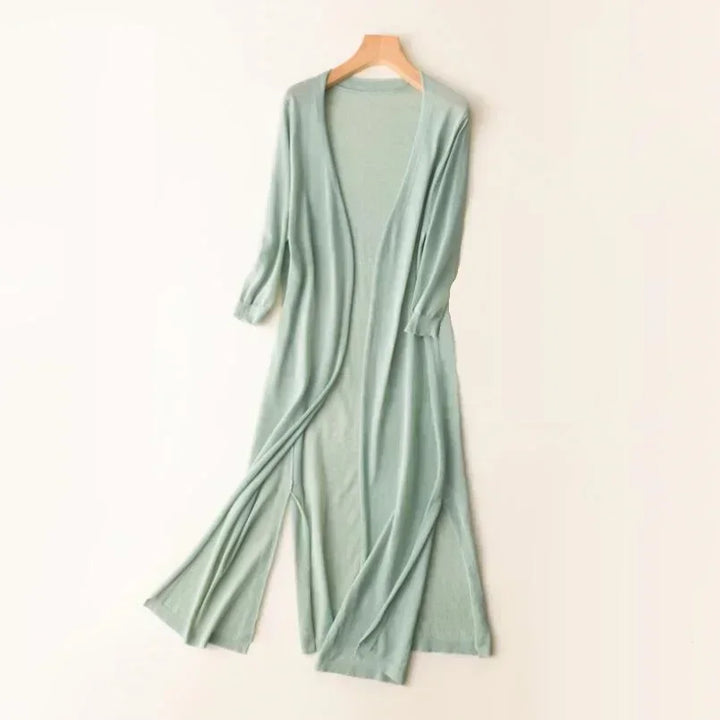 "Elegante lange damesvest, lichtgewicht en ademend, perfect voor de zomer. Tijdloos ontwerp met elegante flow."