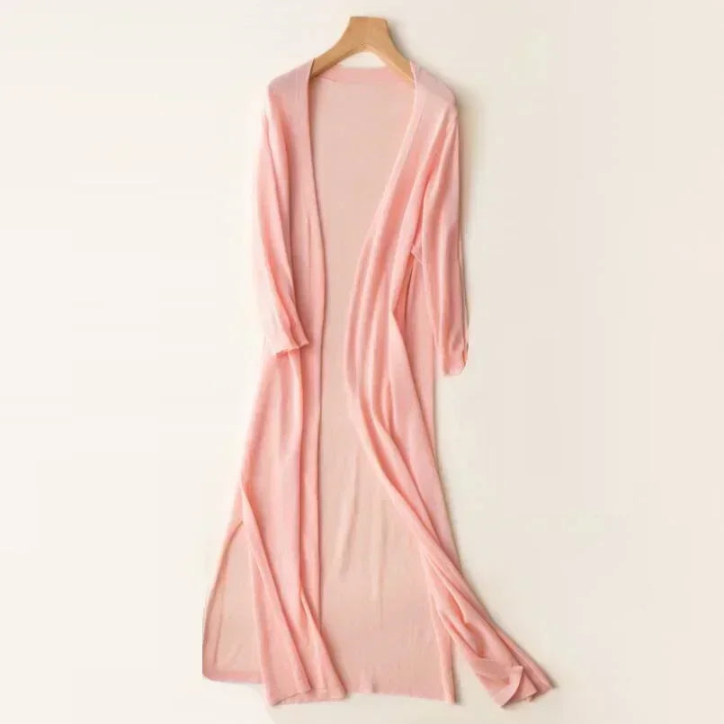 "Elegante lange damesvest, lichtgewicht en ademend, perfect voor de zomer. Tijdloos ontwerp met elegante flow."