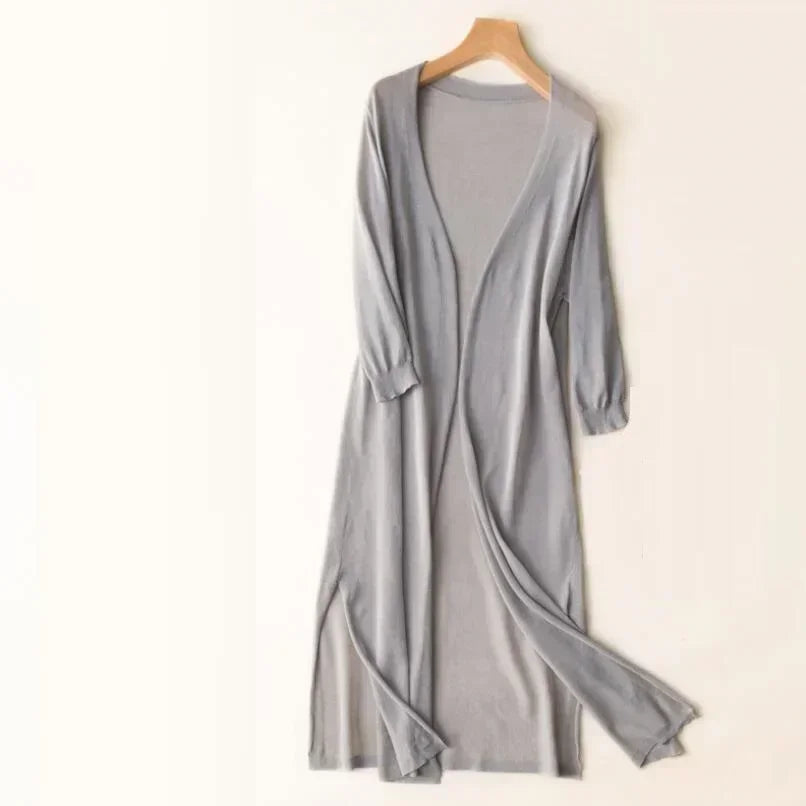 "Elegante lange damesvest, lichtgewicht en ademend, perfect voor de zomer. Tijdloos ontwerp met elegante flow."