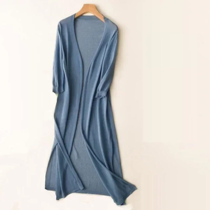 "Elegante lange damesvest, lichtgewicht en ademend, perfect voor de zomer. Tijdloos ontwerp met elegante flow."