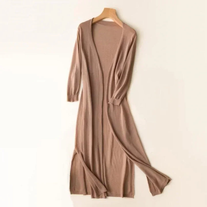 "Elegante lange damesvest, lichtgewicht en ademend, perfect voor de zomer. Tijdloos ontwerp met elegante flow."