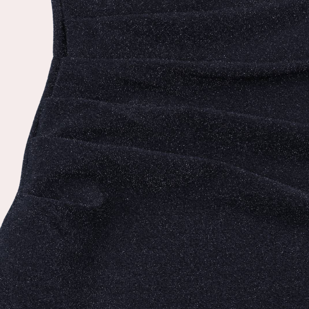 Dansende dames glitterjurk, toont vloeiende beweging van de lange snit en glanzende stof op de dansvloer.