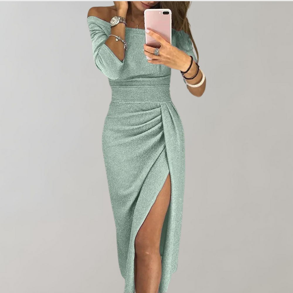 Luxe details op de taille van deze dames avondjurk, glinsterende stof en fijne afwerking voor glamour.