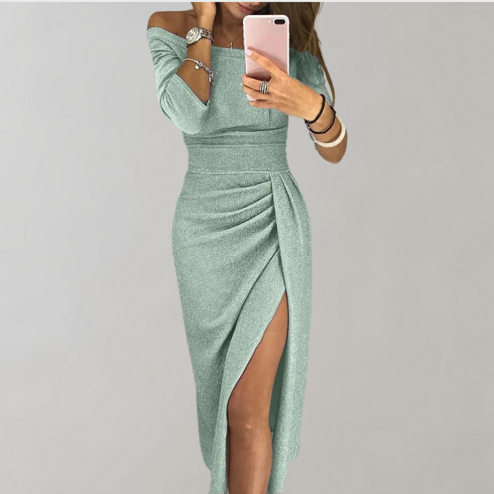 Luxe details op de taille van deze dames avondjurk, glinsterende stof en fijne afwerking voor glamour.