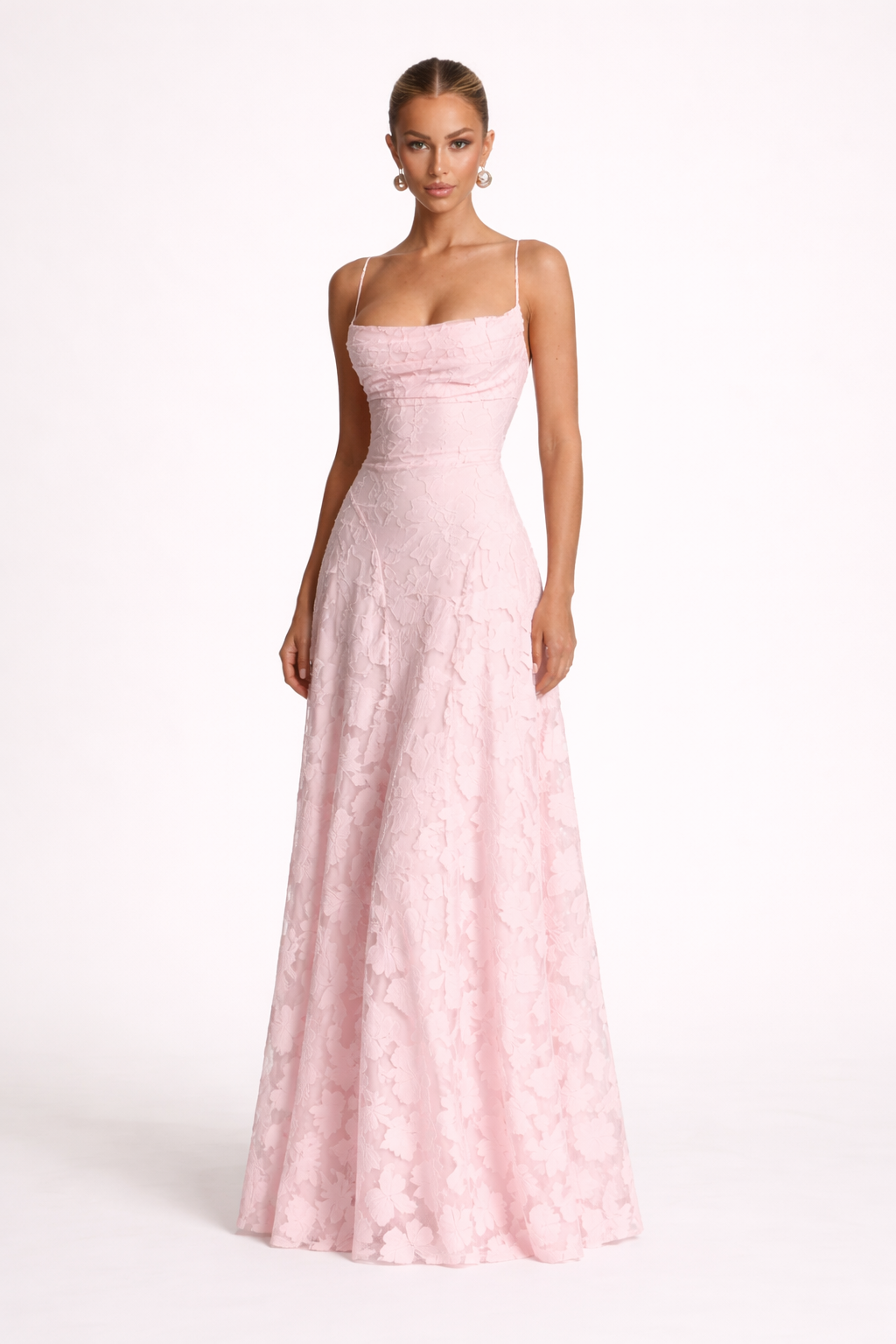Elegante lange strapless damesjurk met rechte halslijn, perfect voor avondfeesten en gala's.