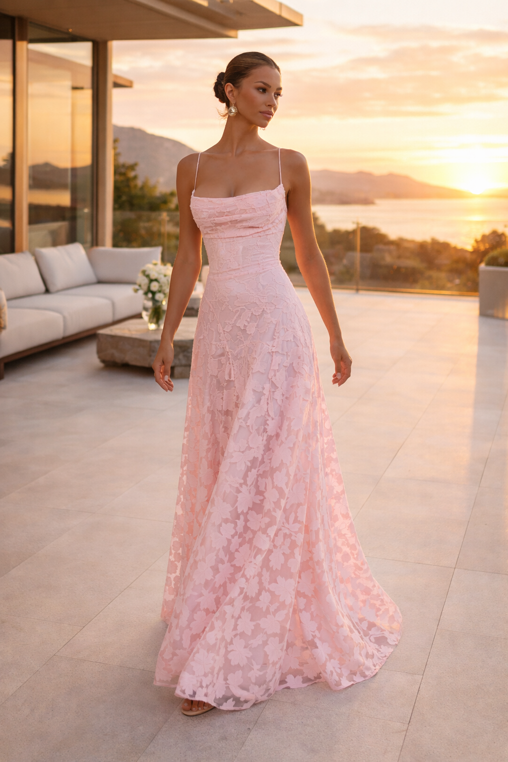 Lange dames zomerjurk, strapless met rechte halslijn. Een elegante keuze voor bruiloftsgasten.
