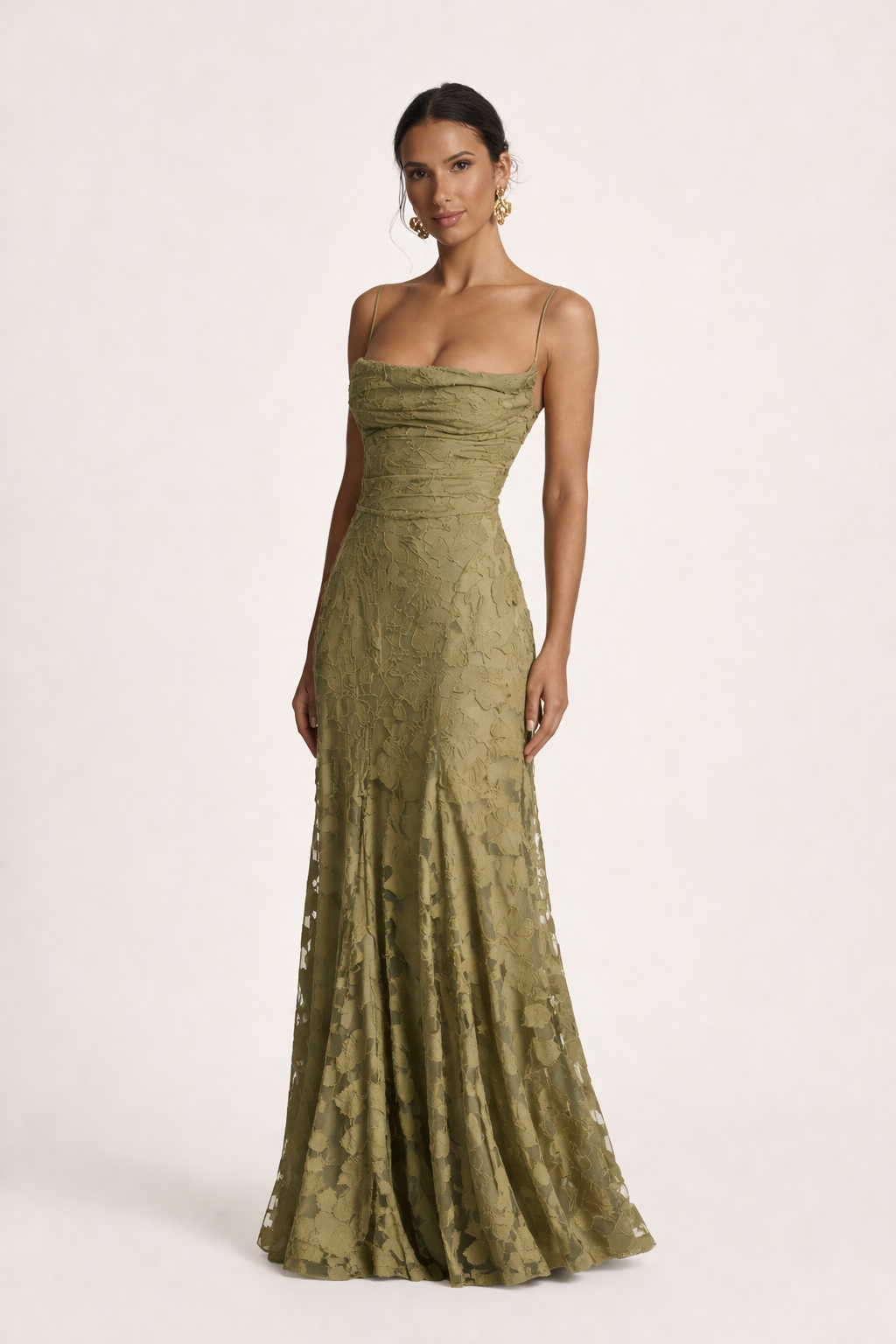Stijlvolle damesmode: lange, elegante strapless jurk met rechte halslijn, geschikt voor vele gelegenheden.