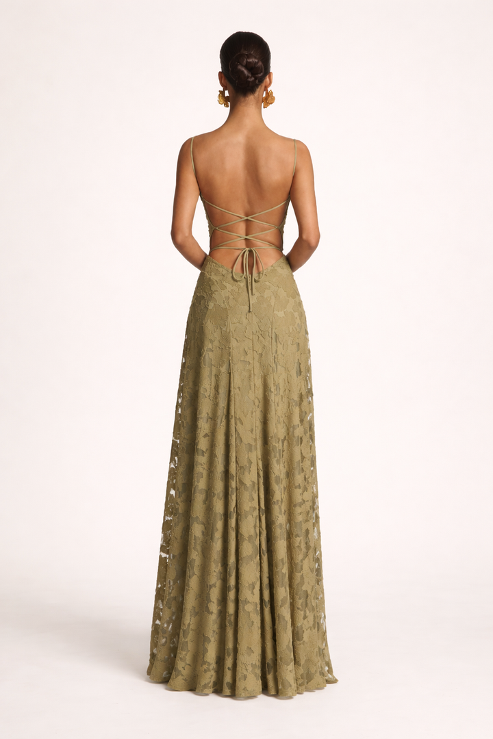 Adembenemende strapless feestjurk voor dames, lange pasvorm en een flatterende rechte halslijn.
