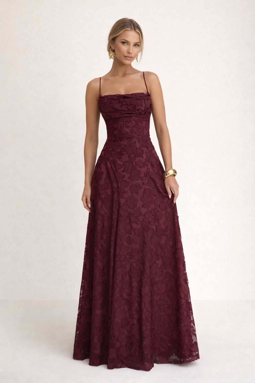Verfijnde elegante damesjurk, lange strapless met een minimalistische rechte halslijn, ideaal voor de zomer.