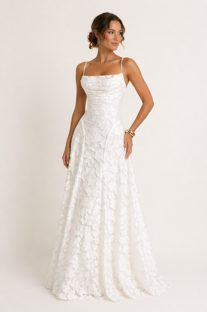 Prachtige avondjurk, strapless en lang, met een strakke rechte halslijn. Ideaal voor een chique dameslook.