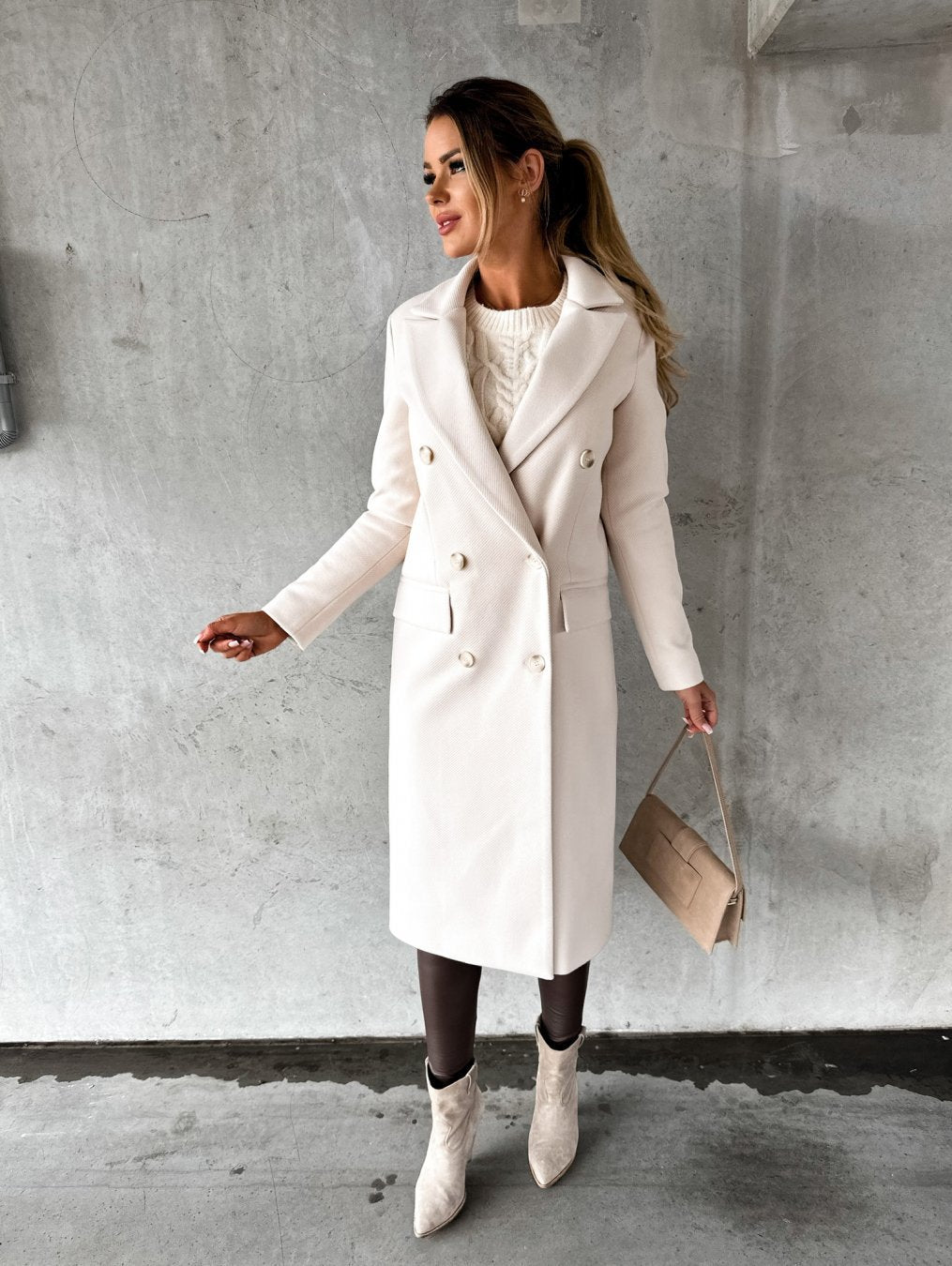 Stijlvolle en comfortabele lange overjas voor dames, ideaal als elegante tussenjas voor dagelijks gebruik.