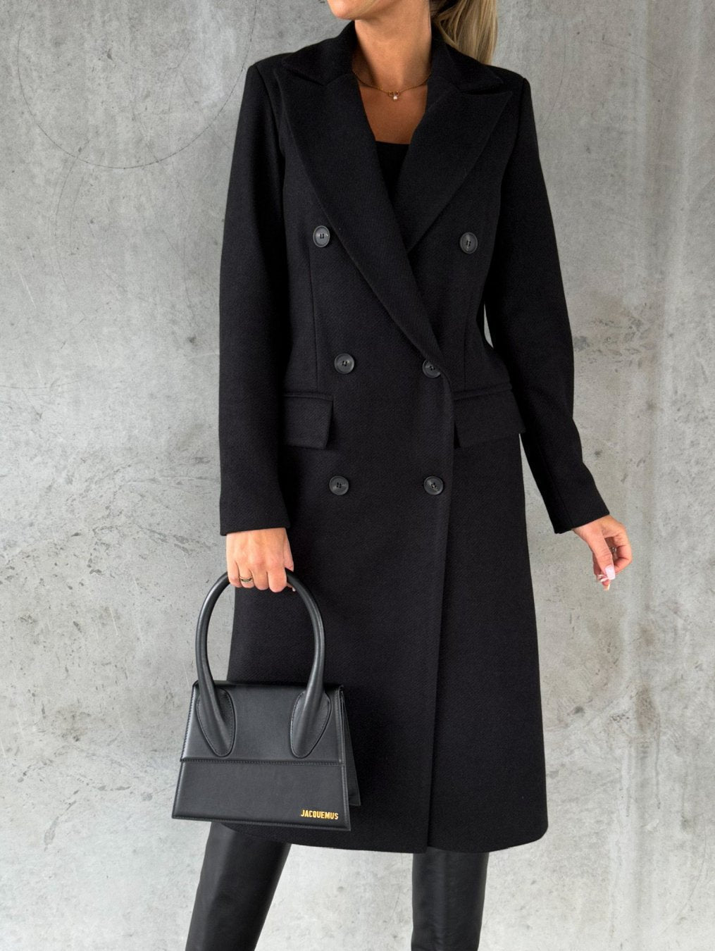 Lange dames tussenjas: elegant, stijlvol en comfortabel. Perfecte overjas voor de moderne vrouw.