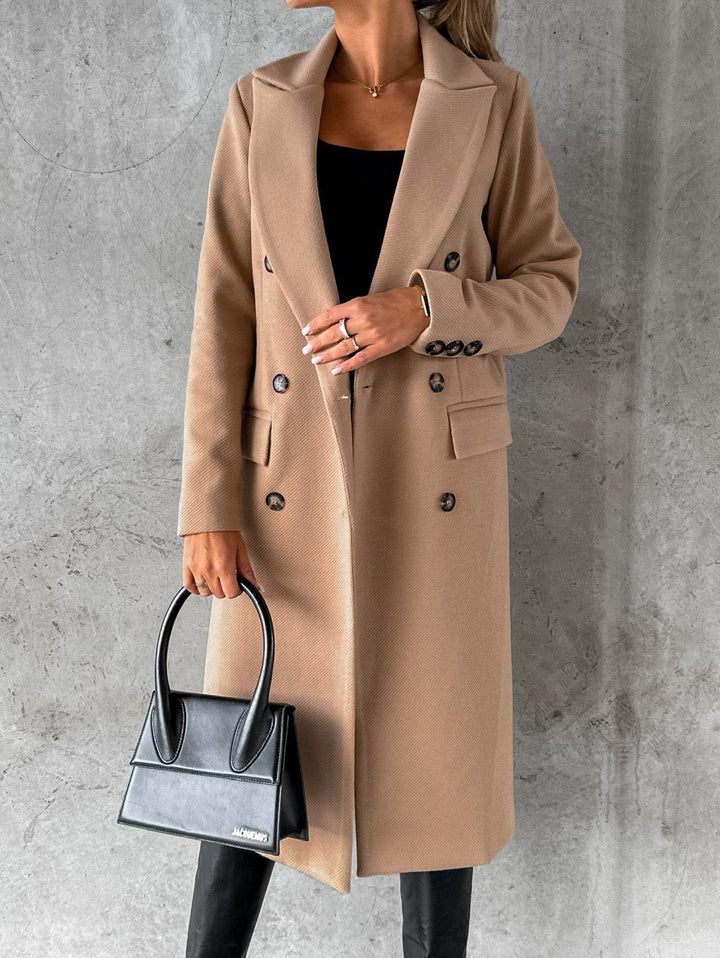 Modieuze dames lange tussenjas, combineert elegantie en comfort voor een chique overgangslook.