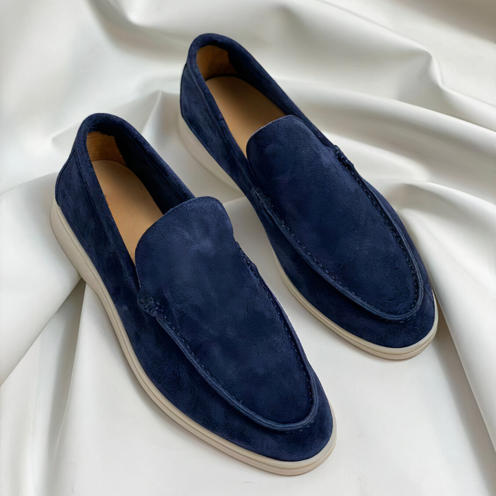 "Elegante leren heren loafers, blauw, met modern design en klassieke charme, ideale combinatie van stijl en comfort."