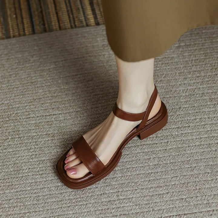 Elegante leren sandalen voor vrouwen, minimalistisch design in beige, kastanjebruin en zwart; comfort voor elke gelegenheid.