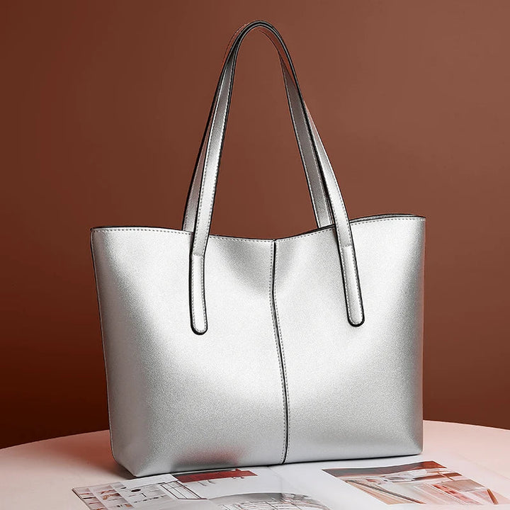Elegante leren schoudertas in rood, met verstelbare riem en ruim interieur, perfect voor dagelijkse organisatie en stijl.