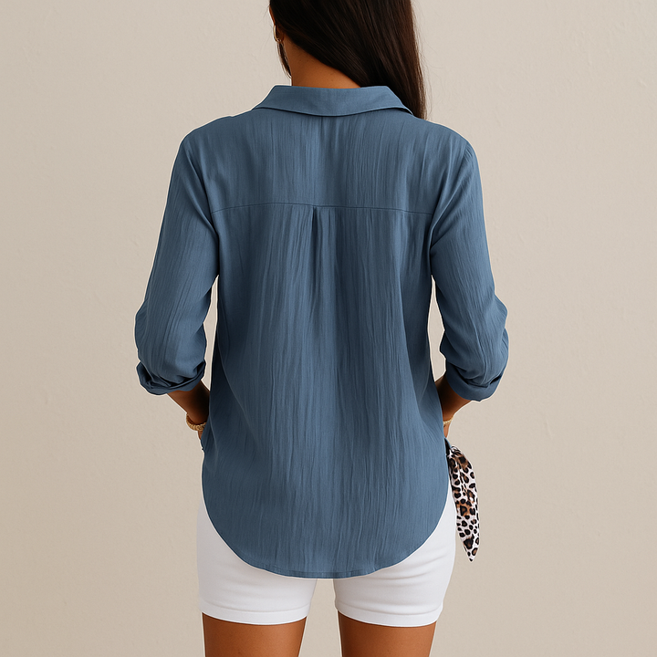 "Elegante linnen blouse met knoopsluiting, losvallend en luchtig, ideaal voor casual en chique outfits, beige kleur."