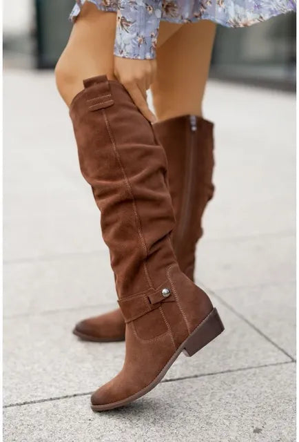 Profiel van de comfortabele Liv dames laarzen met elegante hak. Tijdloze mode voor herfst en winter.