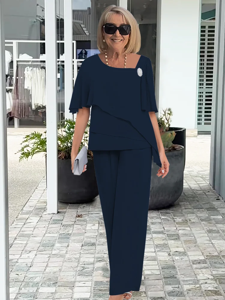 Veelzijdige blauwe dames tweedelige set met asymmetrische top en wijde broek, geschikt voor casual chic of feestgelegenheden.