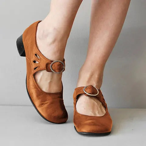 Damesschoenen: veelzijdige pumps met decoratieve siergesp en comfortabele lage blokhak.