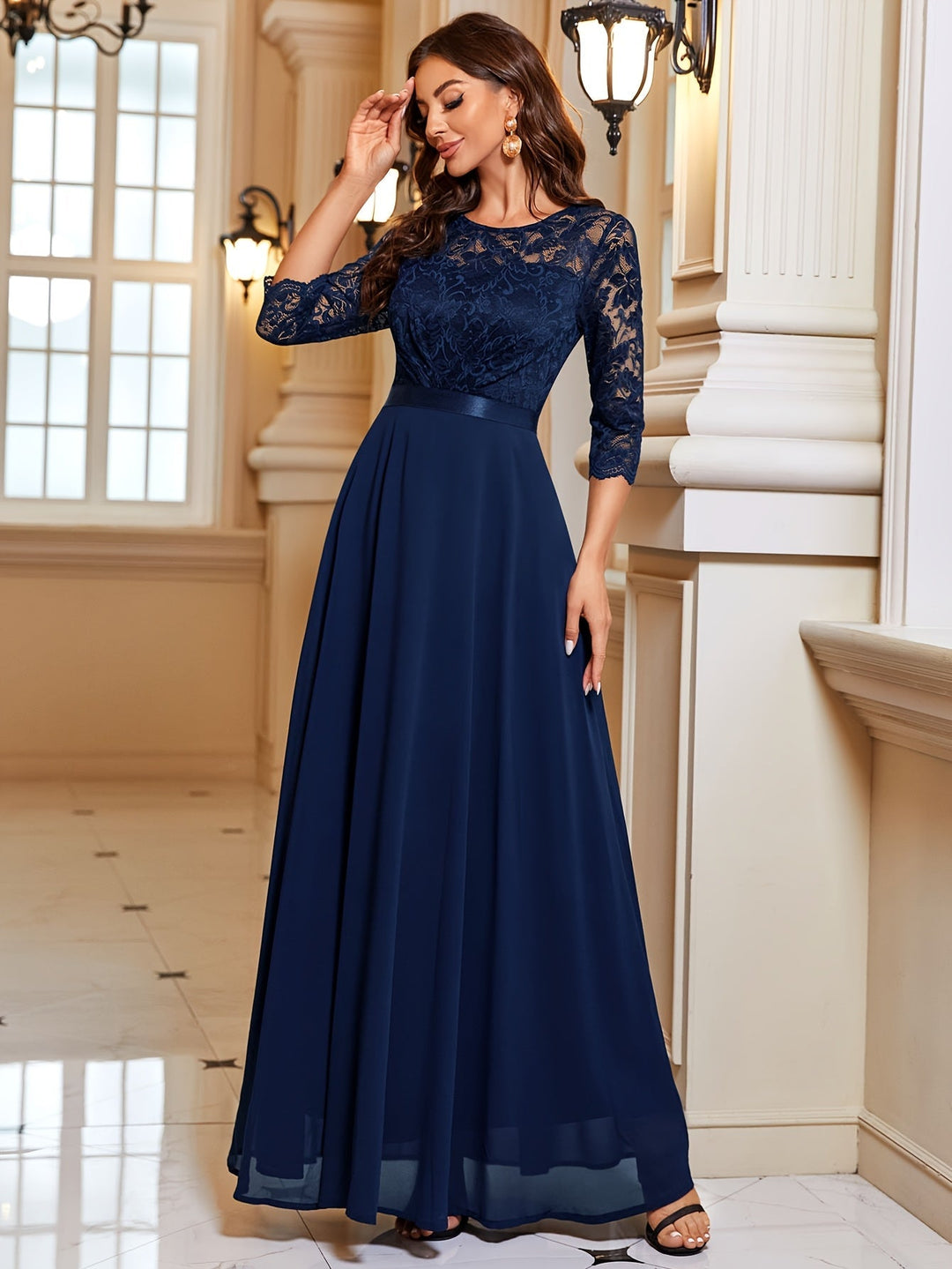 Elegante marineblauwe maxi jurk voor dames, perfect als feestjurk of avondjurk voor speciale gelegenheden.