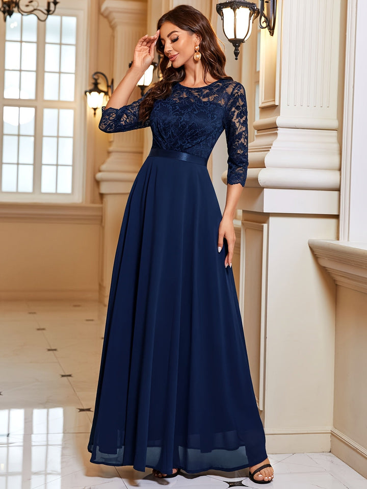 Elegante marineblauwe maxi jurk voor dames, perfect als feestjurk of avondjurk voor speciale gelegenheden.