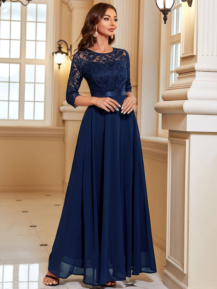 Hemelsblauwe dames maxi jurk, feestelijk en elegant, perfect voor zomerse speciale gelegenheden.