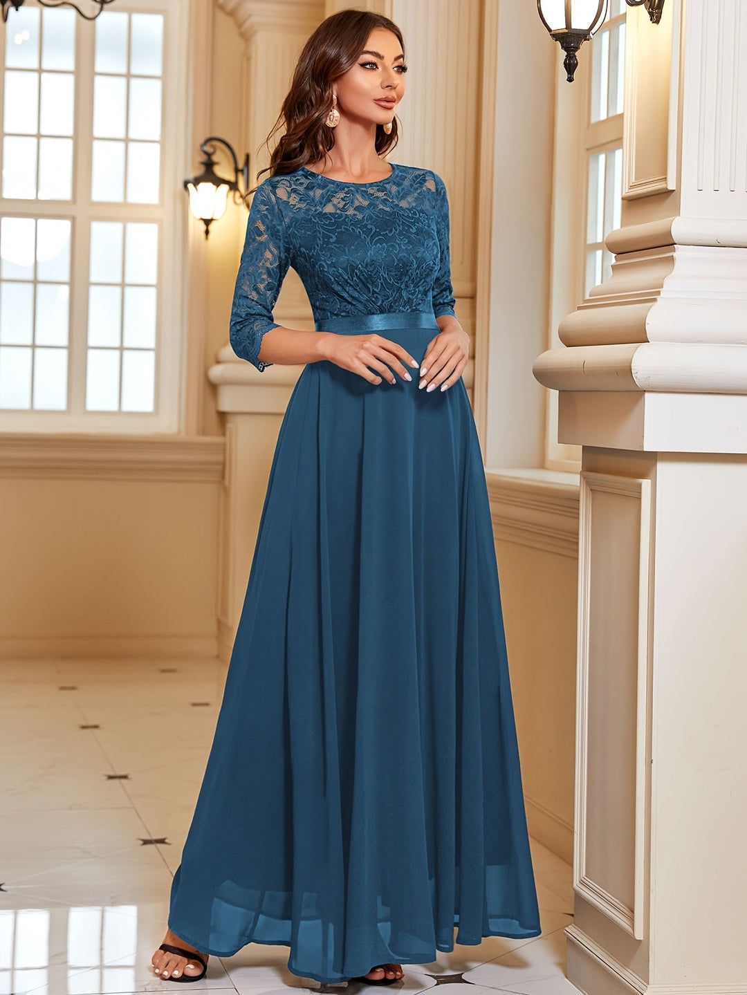 Feestelijke dames maxi jurk, elegant design. Geschikt als avondjurk voor speciale gelegenheden.